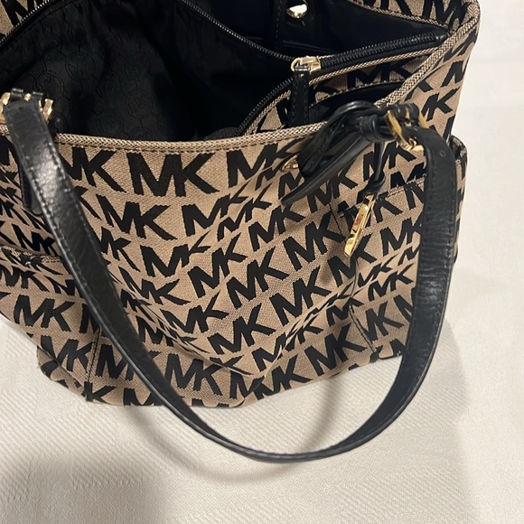 Michael Kors creme/ blk pocket book - Picture 6 of 7